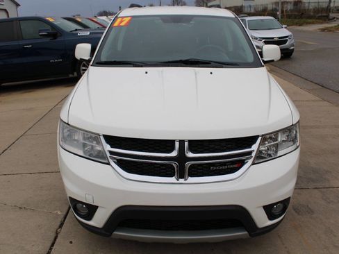 Used 2017 Dodge Journey SXT w/ Comfort/Convenience Group image 2