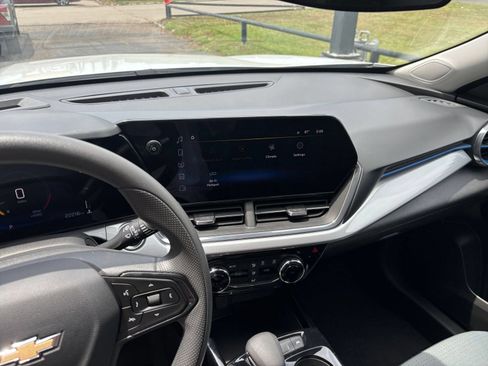 Used 2025 Chevrolet Trax LT FWD image 17