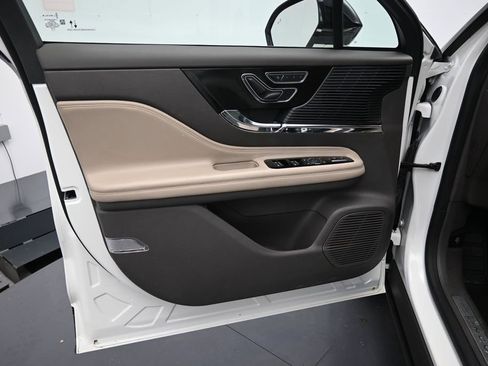 Used 2022 Lincoln Corsair AWD w/ Premium Package image 9