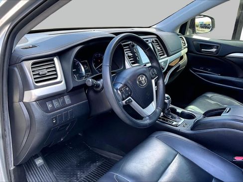 Used 2019 Toyota Highlander XLE FWD image 18