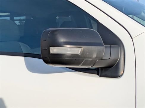 Used 2018 Nissan Titan SV w/ SV Convenience Package image 12