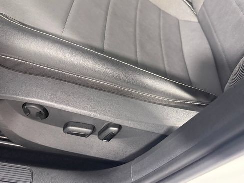 Used 2023 Volkswagen Taos SE w/ Panoramic Sunroof Package AWD/4WD image 23