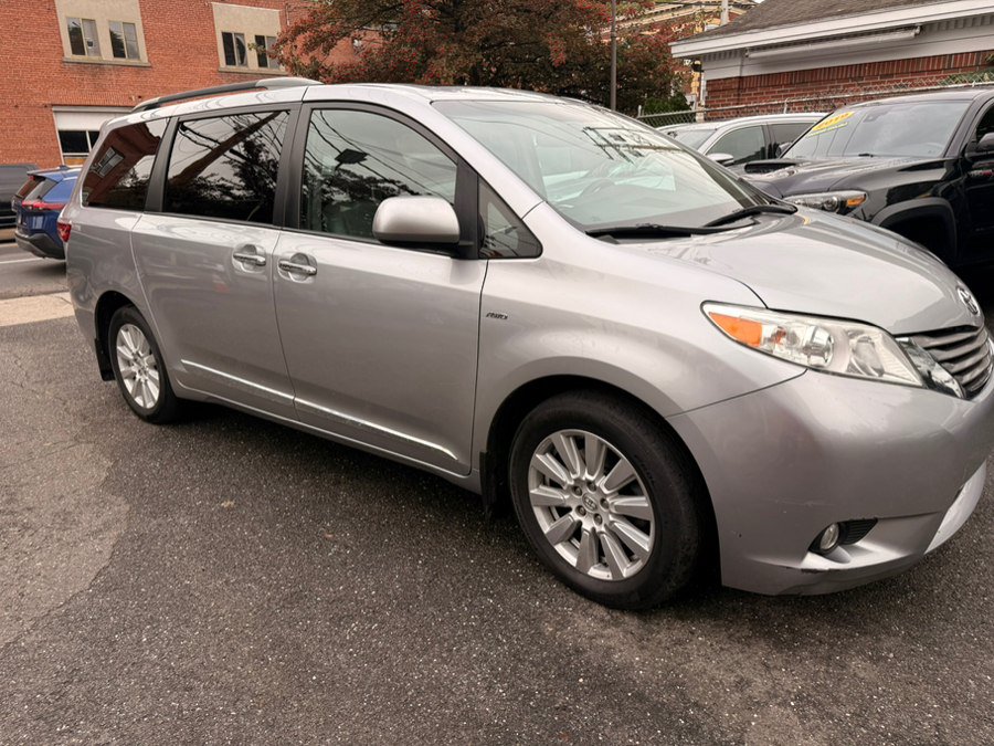 Used 2017 Toyota Sienna XLE w/ XLE Navigation Package AWD/4WD image 4