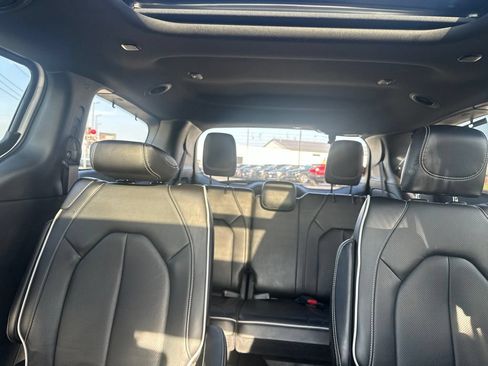 Used 2025 Chrysler Pacifica Limited FWD image 41