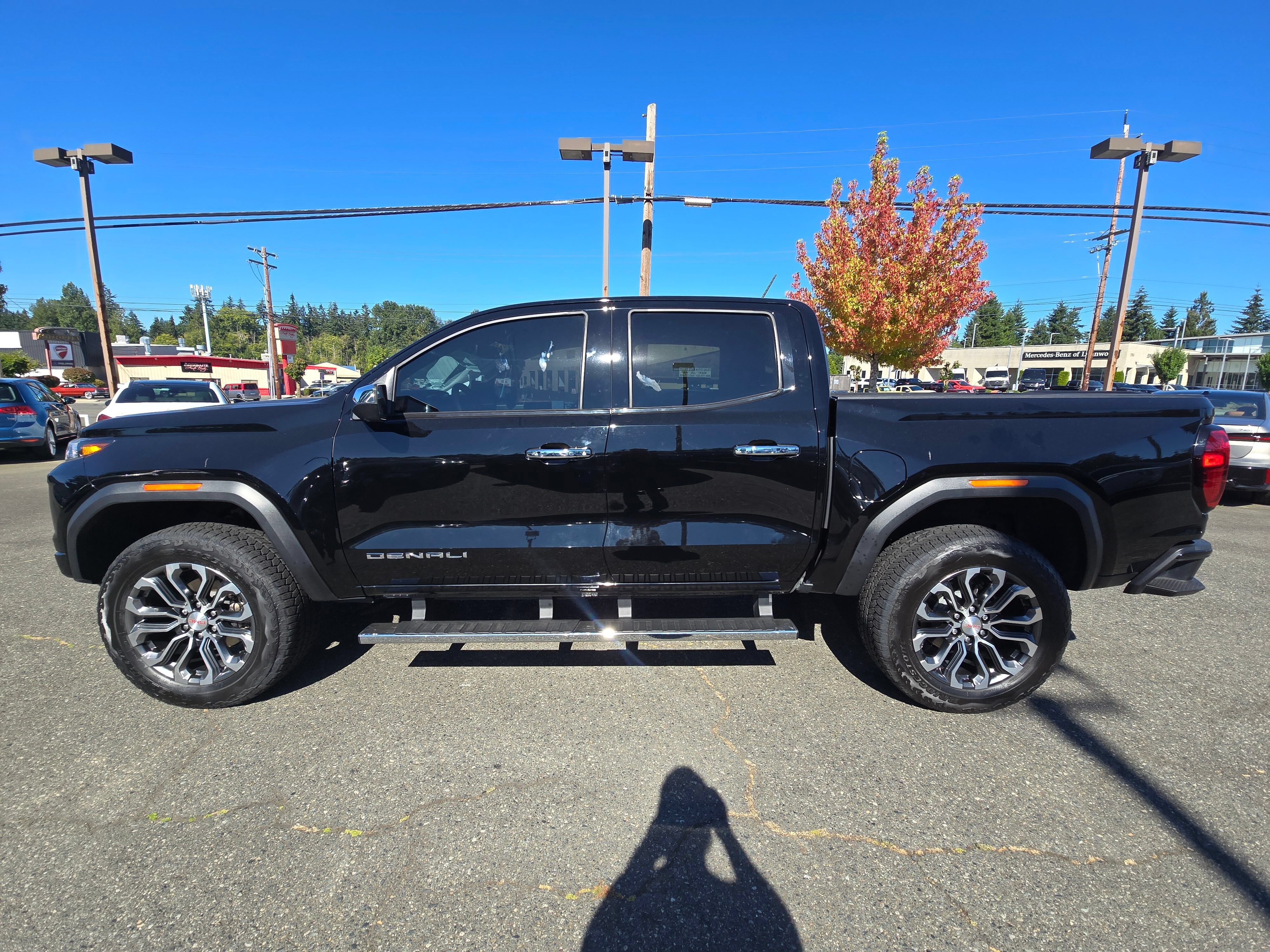 Used 2023 GMC Canyon Denali w/ Denali Black Edition AWD/4WD image 4