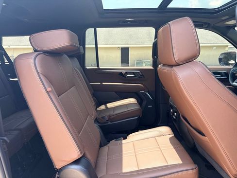 Used 2025 Chevrolet Suburban High Country AWD/4WD image 21