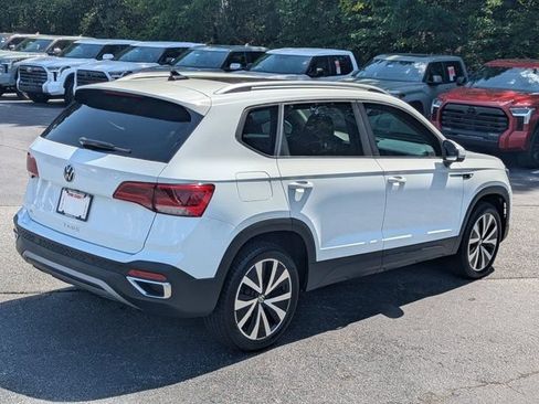 Used 2023 Volkswagen Taos SE w/ Panoramic Sunroof Package FWD image 7