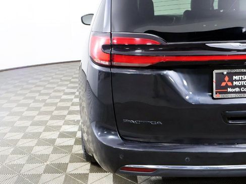 Used 2023 Chrysler Pacifica Touring-L FWD image 16
