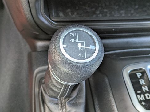 Used 2025 Jeep Gladiator Sport AWD/4WD image 32