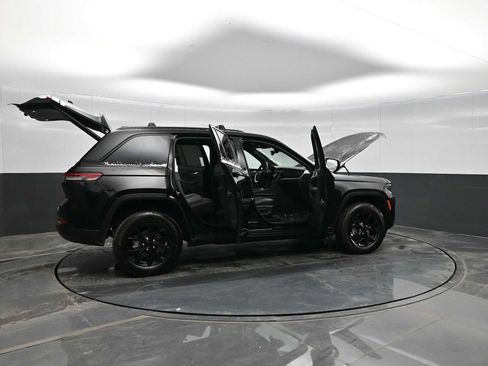 Used 2024 Jeep Grand Cherokee Altitude image 39