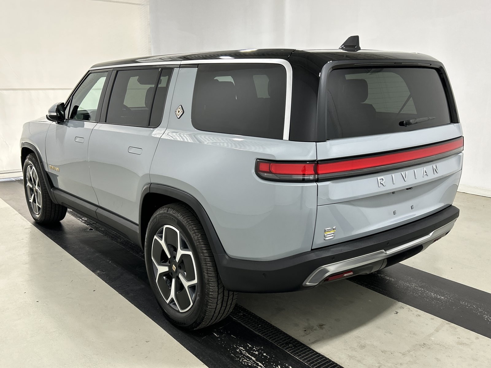 Used 2024 Rivian R1S Adventure Quad AWD/4WD image 3