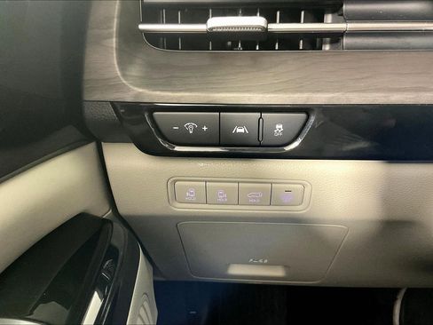 Used 2024 Kia Carnival EX FWD image 15