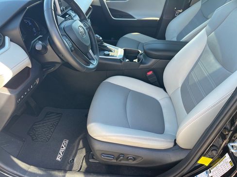 Used 2020 Toyota RAV4 Limited image 10