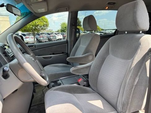 Used 2010 Toyota Sienna CE FWD image 19