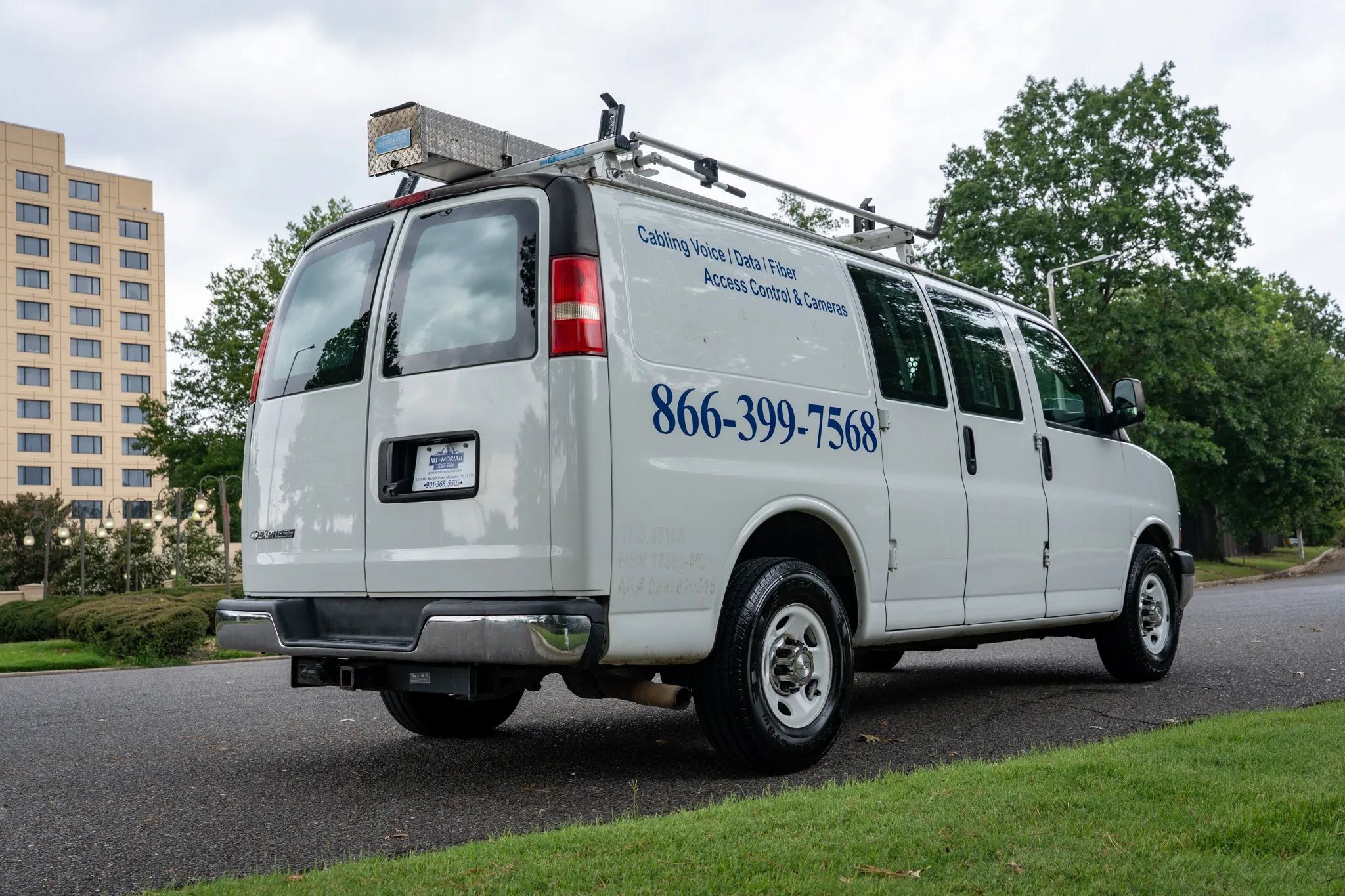 Used 2018 Chevrolet Express 2500 w/ Driver Convenience Package RWD image 5