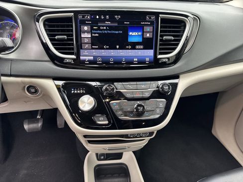 Used 2023 Chrysler Pacifica Touring-L image 28