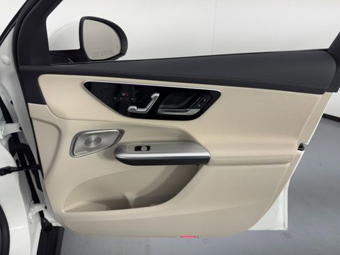 Used 2025 Mercedes-Benz GLC 300 4MATIC image 48