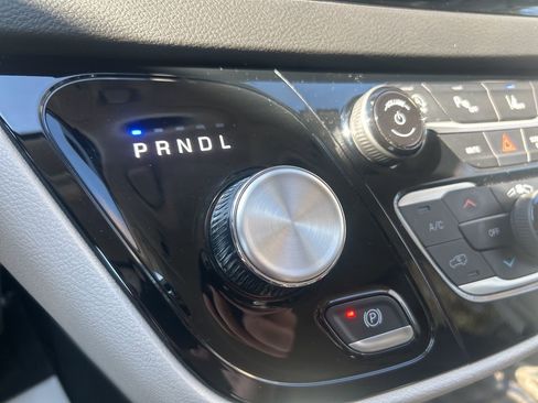 Used 2024 Chrysler Pacifica Touring-L image 22