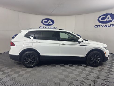 Used 2024 Volkswagen Tiguan SE FWD image 2