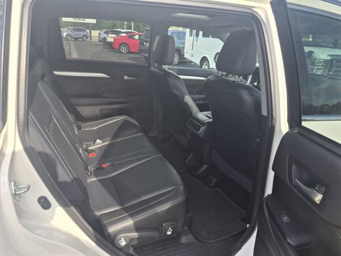 Used 2015 Toyota Highlander XLE AWD/4WD image 12