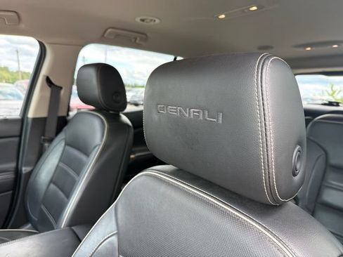 Used 2018 GMC Acadia Denali w/ Technology Package FWD image 11