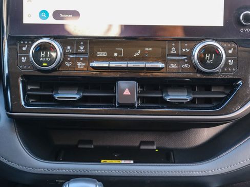 Used 2023 Toyota Highlander Limited FWD image 17