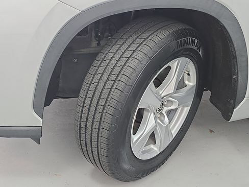 Used 2023 Toyota Highlander L image 32