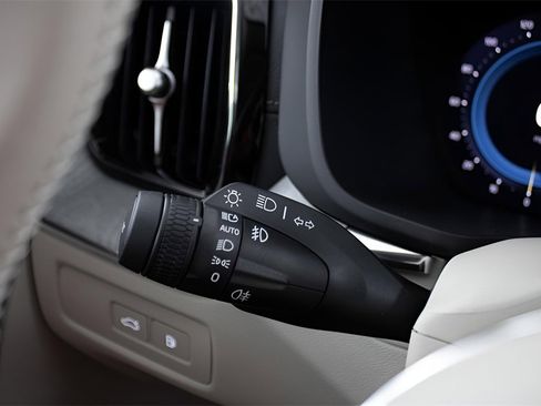 Certified 2024 Volvo XC60 T8 Ultimate w/ Protection Package Premier image 6