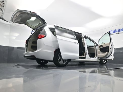 Used 2018 Chrysler Pacifica Touring Plus w/ Tire & Wheel Group image 60