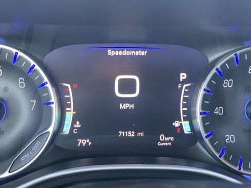 Used 2023 Chrysler Pacifica Touring-L FWD image 9