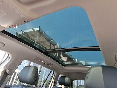 Used 2023 Volkswagen Tiguan SE w/ Panoramic Sunroof Package FWD image 13