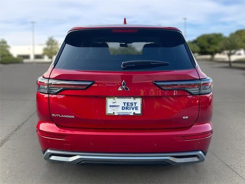 New 2025 Mitsubishi Outlander SE image 6