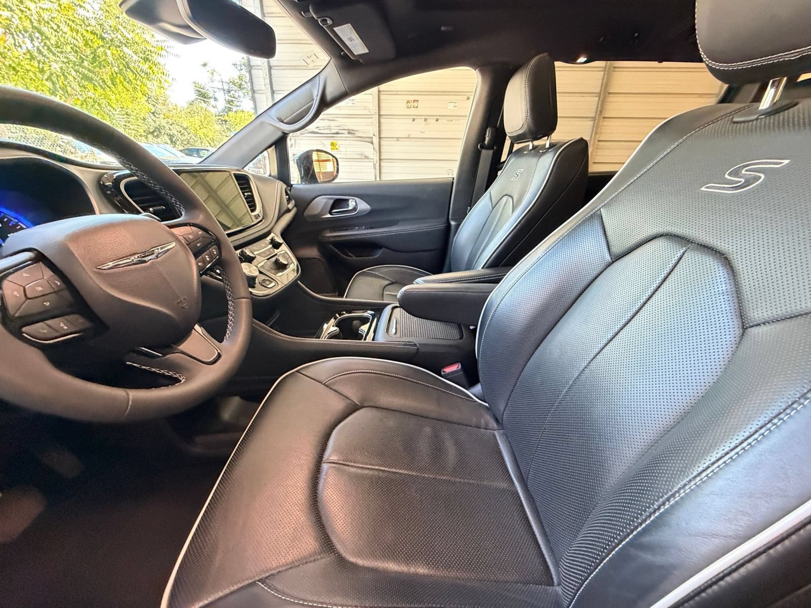 Used 2025 Chrysler Pacifica Limited FWD image 29