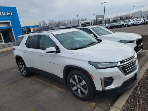 Used 2023 Chevrolet Traverse LT w/ LT Premium Package image 4