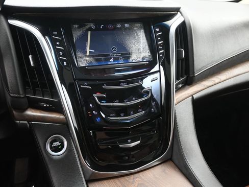 Used 2018 Cadillac Escalade Premium Luxury AWD/4WD image 17