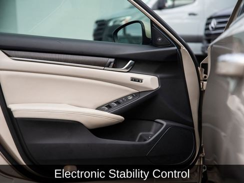 Used 2018 Honda Accord Touring image 11