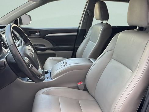 Used 2019 Toyota Highlander XLE AWD/4WD image 10