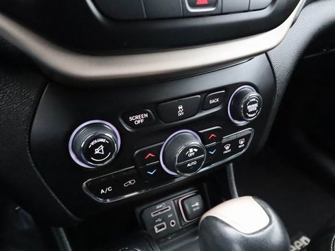 Used 2015 Jeep Cherokee Limited w/ Luxury Group image 12