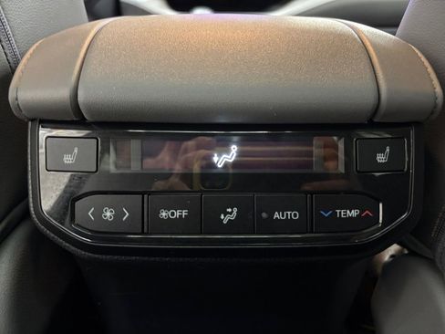 Used 2023 Toyota Highlander Platinum image 30