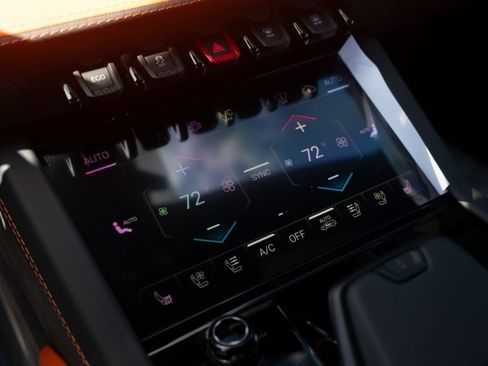 Used 2025 Lamborghini Urus SE AWD/4WD image 11