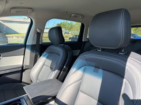 Used 2024 Lincoln Nautilus Premier image 9