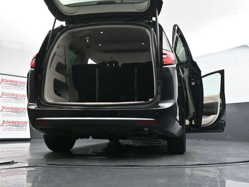 Used 2023 Chrysler Pacifica Limited image 29