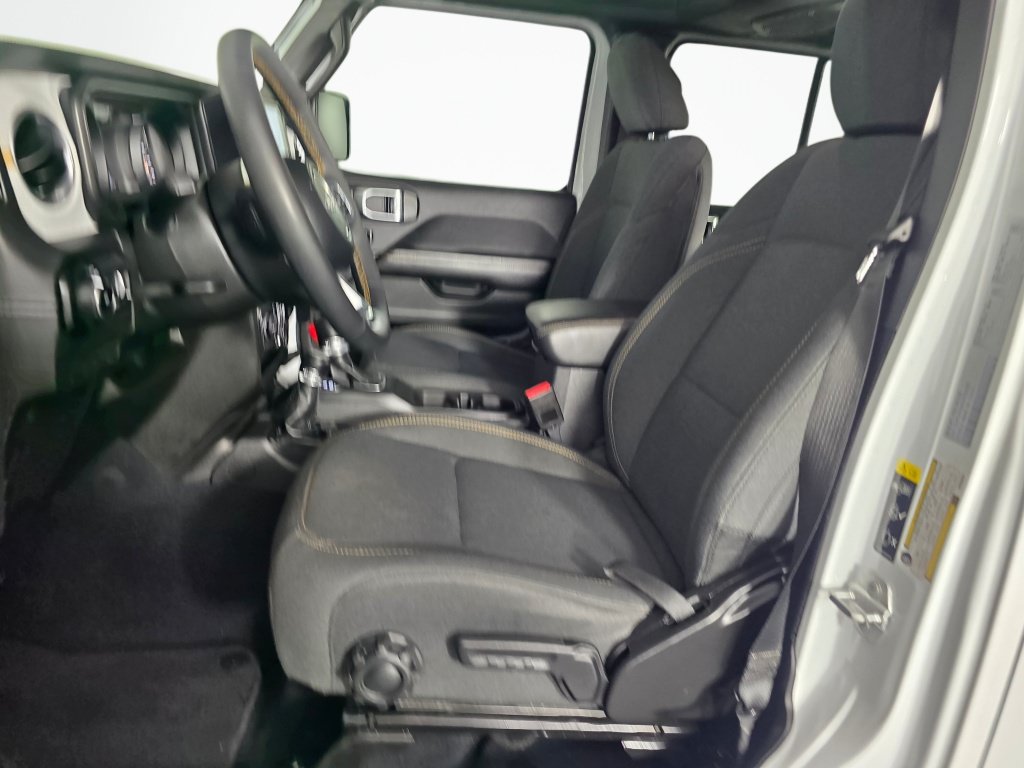 Used 2025 Jeep Wrangler Unlimited Sahara AWD/4WD image 13