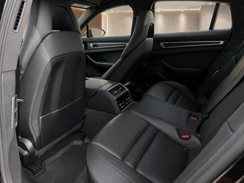 Used 2023 Porsche Panamera image 18