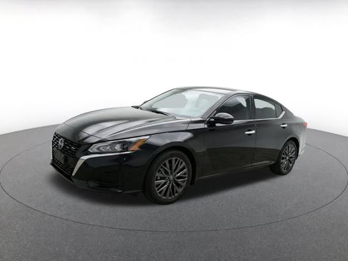 Used 2025 Nissan Altima 2.5 SV FWD image 3