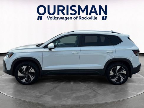 Used 2025 Volkswagen Taos SE w/ Panoramic Sunroof Package AWD/4WD image 3