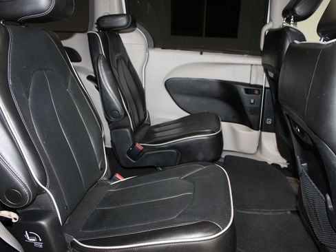 Used 2022 Chrysler Pacifica Limited FWD image 33
