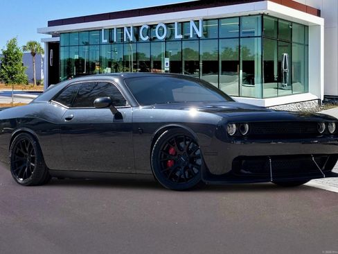 Used 2016 Dodge Challenger SRT Hellcat RWD image 2
