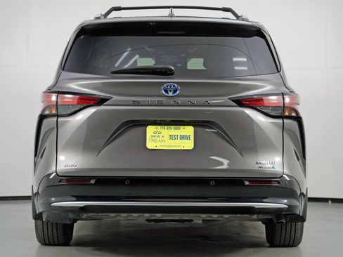 Used 2024 Toyota Sienna Limited image 11