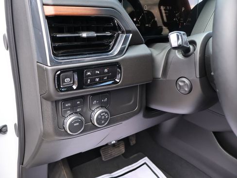 Used 2025 GMC Yukon XL Denali AWD/4WD image 29